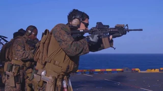 морпехи сша практикуются в стрельбе на палубе десантного корабля