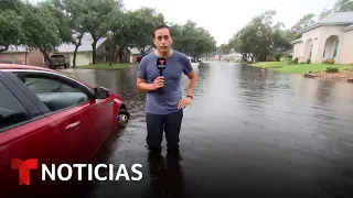 Lluvias torrenciales inundan residencias y carreteras en Texas | Noticias Telemundo