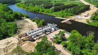 Budowa mostu na Narwi w Teodorowie. Rozpoczęło się scalanie konstrukcji obiektu mostowego.