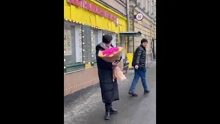 Парни дарят цветы незнакомым девушкам💐🙂