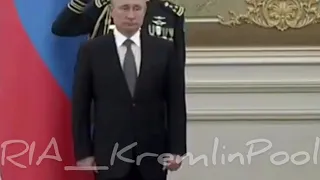 Оркестр фальшиво играет российский гимн. Визит Путина в Эр-Рияд.