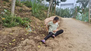 A 6-month pregnant mother digs up the floor, picks up scraps, and sells them for money