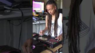 Sarah2ill chopping up SOUL SAMPLES on the MPC Live 2 #Shorts