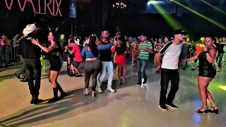 OS CASAIS DANÇAM NO BAILE ANIMADO - DANÇANDO FORRÓ NO BAILÃO DO CRISTIAN E ANDERSON (XOTE)