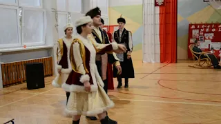 Polonez w wykonaniu szkolnego zespołu folklorystycznego