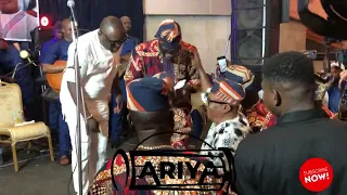 FUJI LOVE: Gen Kollington Ayinla gift King Wasiu Ayinde cash on stage.