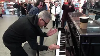 👊Épica batalla de pianistas🎹 lleva a la multitud a un punto muerto😮