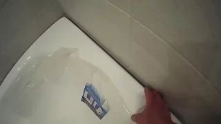 Как убрать большую щель между ванной и плиткой