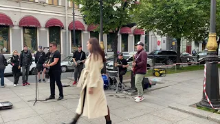 Saint Petersburg, Russia 2021(4K)-Street singer in Nevsky Prospekt, Невский проспект Санкт-Петербург
