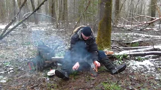 Поход выходного дня. Завтрак в зимнем лесу.