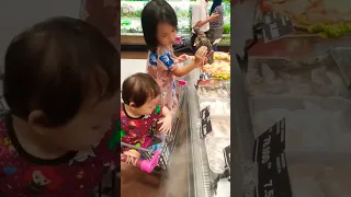 Detik-detik si kecil pegang kepiting di supermarket