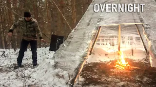 Shelter from Plastic Wrap, solo bushcraft overnight, primitive building