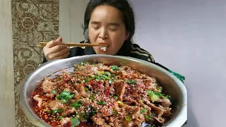 making Sichuan-style poached spicy slices of pork