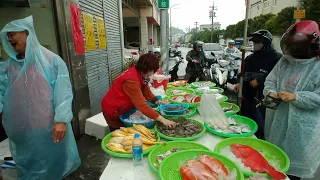 碰到大雨阿源也沒在帕  穿起雨衣繼續拚  台中市豐原中正公園  海鮮叫賣哥阿源  Taiwan seafood auction