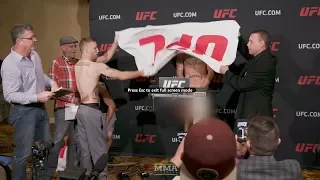 Justin Gathje drops the towel of Max Holloway