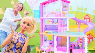 Nicole packt Barbies Traumhaus aus. Spielspaß mit Puppen. Video für Kinder