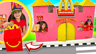 Transformei meu castelo de papelão em um mcdonald's | Jéssica Godar e Laurinha e Helena e Gabriel