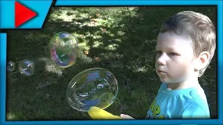 Пускаем волшебные мыльные пузыри blow bubbles the magic soap bubbles