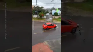 Motorista detona moto após discussão no trânsito, em Curitiba