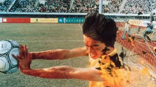 خبير فنون قتالية بيستخدم قوتة في لعب كورة القدم علشان يعمل فريق من الاساطير ملخص فيلم shaolin soccer