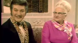 Liberace sings to his Mum - The Liberace Show