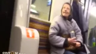 Rire vieille femme du métro folle
