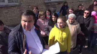 M.Саакашвили возле рухнувшей школы №6 в Василькове 12.04.17.