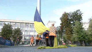 У Дніпрі замінили один з найбільших прапорів України