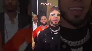 ANUEL REACCIONA ASÍ AL VER A KAROL G RECIBIR SU PREMIO EN LOS VMAS  😱 #shorts