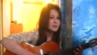 Девушка очень красиво играет на гитаре и поет Улица, слякоть и дождь  The girl is very beautiful