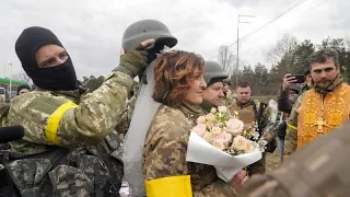 Ukrainian soldiers tie the knot at checkpoint on the outskirts of Kyiv
