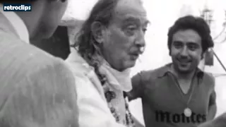 Salvador Dali supersticioso rompe un espejo - Años 70