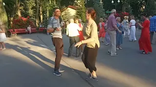 А первое слово дороже второго💃🌹 Счастливые минуты в парке Горького💃🌹 Харьков 2021