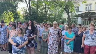 Люди на собрании в защиту школы №39 г. Шахты Ростовской области.