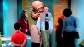 Sheldon and Amy visit the aquarium.