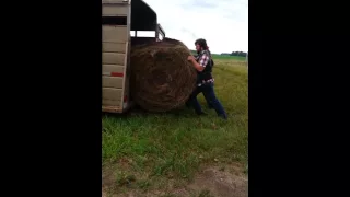 Loading round bales without a tractor