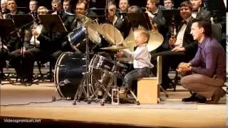 Niño de 3 años toca la bateria y dirige la orquesta Sinfonica