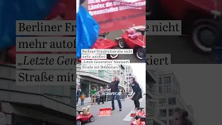 „Letzte Generation“ blockiert Friedrichstraße in Berlin mit Bobbycars