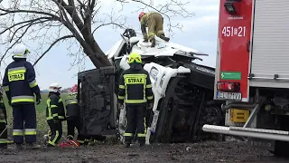 Wypadek ciężarówki w Sierżnikach 28.03.21 - Alarmowo 4 zastępy straży pożarnej i karetka