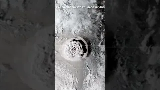 Видео мощного извержения вулкана со спутника NASAИзвержение произошло в водах Тонга в Тихом океане.