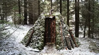 ШАЛАШ В ЛЕСУ 2.0 | СДЕЛАЛИ ДВЕРЬ |БУШКРАФТ | Built a hut in the forest 2.0