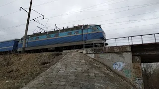 ЧС4 з пасажирським поїздом №772 зі сполученням Хмельницький-Київ-Шостка