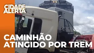 Caminhão com maquinário é atingido por trem