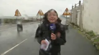 Tempête Kurt: le vent souffle très fort… sur une journaliste BFMTV