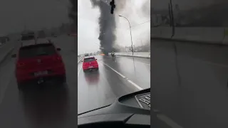 Motorista perde o controle e caminhão pega fogo após cair de viaduto na Grande Florianópolis