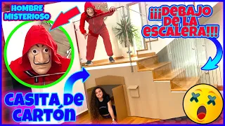 CONSTRUIMOS una CASITA de CARTÓN DEBAJO de la ESCALERA! El HOMBRE MISTERIOSO APARECE en mi FUERTE