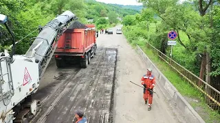 Огромные машины грызут асфальт  Велике будівництво в Україні. Дорога на село Чоноголова.