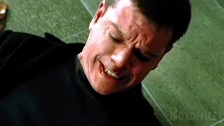 Jason Bourne tue un type avec un magazine