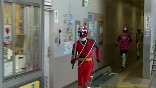 改札口から登場！ 手裏剣戦隊ニンニンジャー  2015.9.12 Shuriken Sentai Ninninger