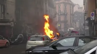 Eintracht Frankfurt fans clash with riot police ahead of Champions League game at Napoli｜Naples｜UCL